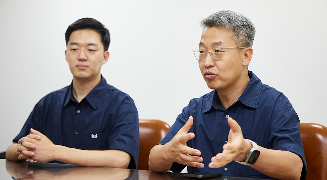 KOREA WEEK에 대해 설명하고 있는 중국시험소 송광재 소장(우)과 임화준 부소장(좌)